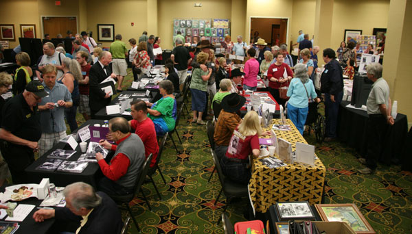 In the dealer’s room you can spot Bobby Clark (bottom left), Charles Briles to his right, Sara Lane and Diane Roter to Briles’ right. Randy Boone and Don Quine are behind them in black hats.