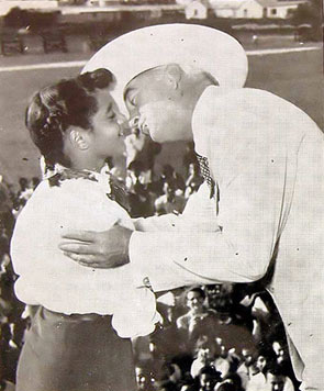 Hopalong Cassidy (William Boyd) gives a kiss to Natalie Trott, a 13 year old Bermuda schoolgirl who was the prize winner in Hoppy’s Bermuda drawing contest, sponsored during Hoppy’s three week holiday in the sunshine ilse. (Thanx to Bobby Copeland.)