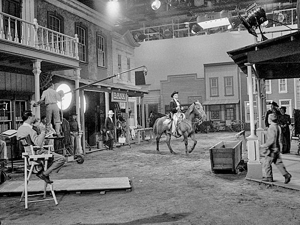 Terrific shot of James “Maverick” Garner shooting a scene on the 
Warner Bros. soundstage. (Thanx to Roy Bonario.) 