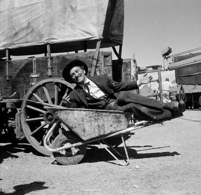 Kirk Douglas clowns around between takes of “Gunfight at the OK Corral” (‘57 Paramount). (Thanx to Pat Shields.) 