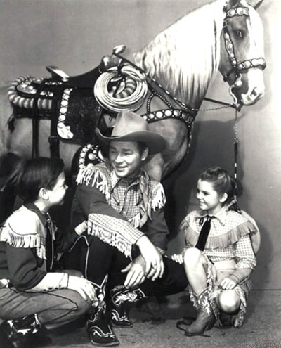 Roy Rogers and Trigger greet Bobby Driscoll and Luana Patten, their co-stars for Disney’s “Melody Time” (‘48 RKO). (Thanx to Jerry Whittington.)