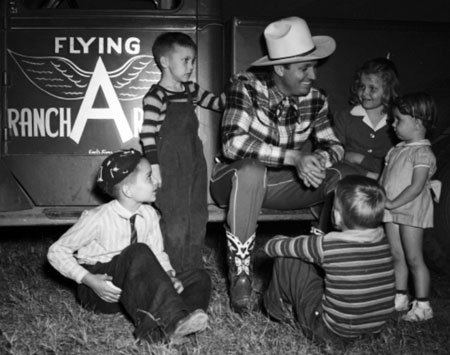 Gene chats with a group of admirers in the late ‘40s. (Thanx to Jerry Whittington.)