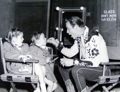 On the Republic set, Roy treats his daughters to a snack. (Thanx to Jerry Whittington.)