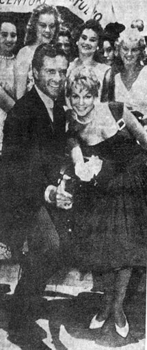 Hugh O’Brian challenges pretty Eva Norlund of Denmark to the draw as the Norwegian girl joined other memebers of the Miss Universe contest during a visit to the set of Hugh’s “Wyatt Earp” in July 1958.