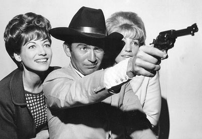 “The Virginian”, James Drury, visited Australia in the ‘60s. Seen here with Australian TV personality Panda (left) and TV singer Val Ruff.