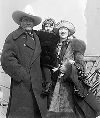 Tom Mix and wife Victoria Forde with daughter Tomasina. Tom and Victoria were married from 1918 to 1932.